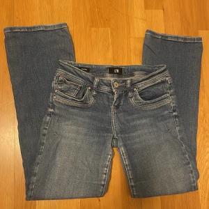 LTB Jeans - Lågmidjade blåa jeans från LTB i bra skick. Storlek W25 och L30. Kontakta vid intresse eller andra frågor!⚡️Midjemått: ca 36cm, innerbenslängd: ca 75cm