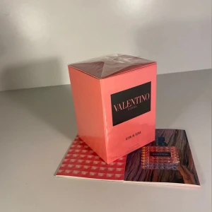 Valentino Donna Born in Roma Parfym - Säljer en lyxig Valentino Donna Born in Roma parfym i en elegant rosa förpackning. Perfekt för dig eller för dina nära kära
