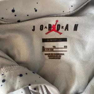  Jordan x PSG - Säljer psg tröja äkta, köpt för 900kr. Pris kan diskuteras vid snabbt köp.