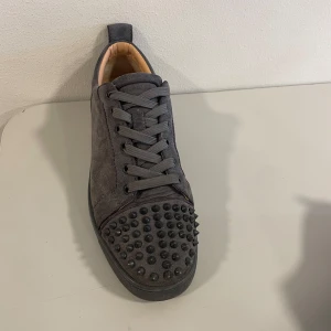 Louboutin Skor Herr Grå - Louboutin Gråa, Använda Fåtal gånger. Skorna är i bra skick, box följer med. Storlek 43