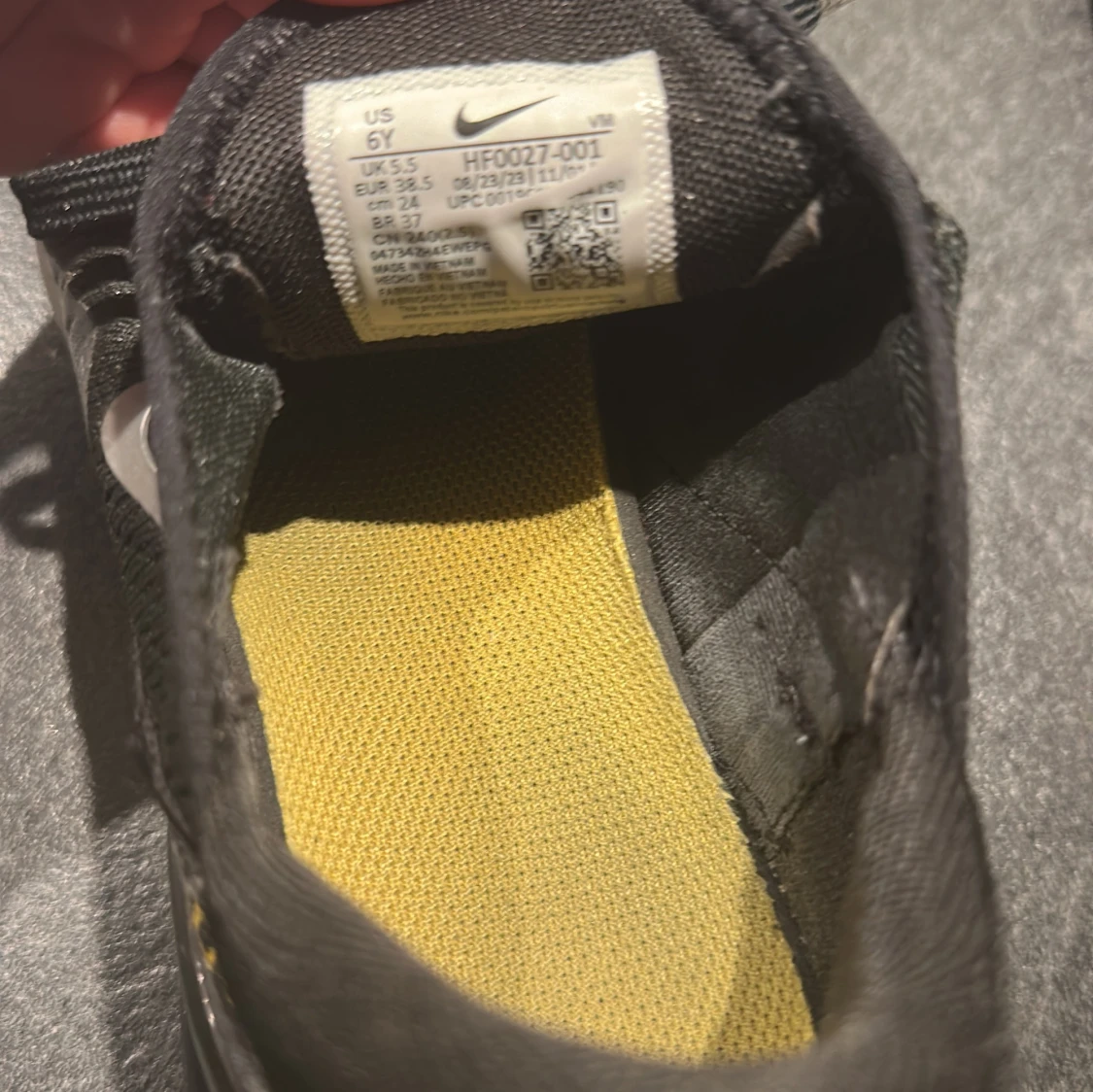 Svarta Nike Air Max med gula detaljer - 3