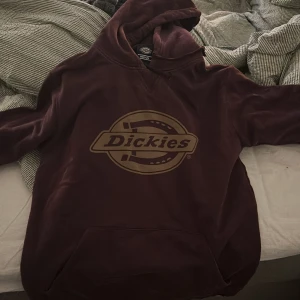 Vinröd Dickies hoodie - Säljer en vinröd hoodie från Dickies med deras logga på bröstet. Åt det mindre hållet i storleken! Köpt secondhand men helt okej skick. 🤍