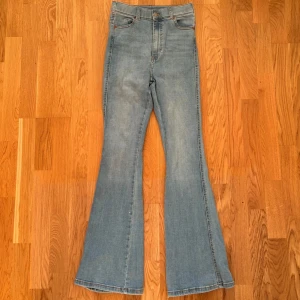 Flared Jeans  - Säljer ett par fina och knappt använda flared jeans från Dr.Denim. Dom är i mycket bra skick. Dom är högmidjade och utsvängda längst ned. Midjemått rakt över: 32 cm, Innerbenslängd: 75 cm och Ytterbenslängd: 105 cm. 