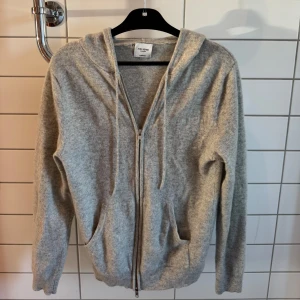 John Henric hoodie  - Säljer min cashmere hoodie ifrån John Henric. Bra skick sitter riktigt bra 