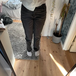 Svarta jeans från Pull&Bear - Snygga svarta jeans från Pull&Bear. De är högmidjade. Hör av dig vid intresse 🤗