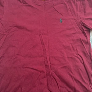 t-shirt från Ralph Lauren - Snygg vinröd t-shirt från Ralph Lauren med det klassiska broderade logotypen på bröstet. Perfekt för en avslappnad stil. Gjord i mjuk bomull för extra komfort.