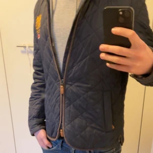 Morris jacka  - Morris jacka i väldigt fint skick, använd ett fåtal gånger och inga defekter eller likande! Modellen i annonsen är 183cm och väger 70kg. Hör av dig vid fler frågor eller funderingar om jackan💫
