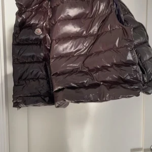 Moncler väst äkta - Modellen är från runt 2017-2020 köpt på brissmans i Borås har tyvärr ej kvar något kvitto men går o verifiera att den är äkta genom numret på lappen genom Monclers hemsida stygnen på cartonen har lossnat lite men annars i ett allmänt bra skick inga håll osv det är Moncler storlek 2 hör av er vid intresse kan gå ner en bit i pris vid snabb affär. 