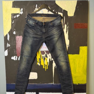 Nudie Jeans  - Snygga nudie jeans med slim fit passform. Snygga selvage slitningar. Storlek 32/30. Cool vintage vibe. Lägg ett bud eller köp direkt. 