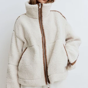 Beige teddyjacka med dragkedja - Säljer denna slutsålda och populära jackan i storlek S. Säljer då den knappt används längre🥲kan tänka mig byta till en S i brun också🥰