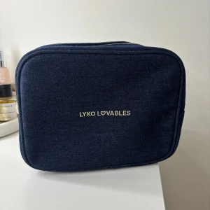 Lyko necessär  - Lyko necessär i jeans tyg, oanvänd!