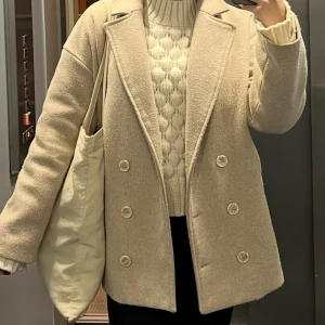 Beige vår/höstkappa - Stilren och fin beige kappa/jacka, perfekt till vår eller höst☀️