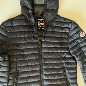 Colmar jacka  - En svart colmar jacka, köpt för 3000 kr, säljer den nu eftersom den inte har kommit till andväning på senaste. Den är i mycket bra skick. Har använts sparsamt. Om du köper colmar jacka för första gången så är det värt att notera att colmar jackor är slim fit.