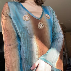 00s blus från Ze-Ze - Säljer en unik flerfärgad blus från Ze-Ze i storlek M. 