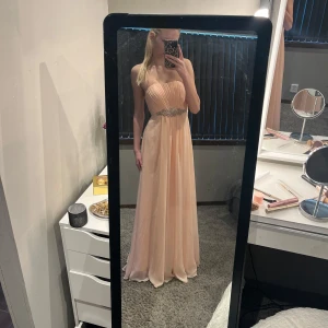 balklänning - Superfin rosa balklänning men fin kristall detalj med fantastisk kvalitet. Klänningen går att ha både axelbandslös eller med axelband och det är en inbyggd bh. Säljer då jag hittande en annan och det var för sent att returnera. Pris går att diskuteras, skriv gärna om ni har mer frågor<3