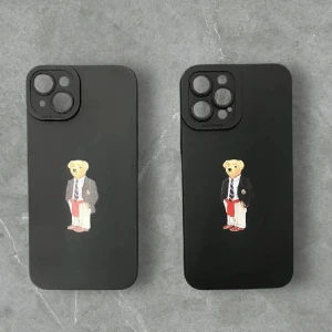 Svart Ralph Laurenmobilskal - Snyggt svart mobilskal med ett stilrent björnmotiv i mitten. Perfekt för att ge din telefon ett unikt utseende samtidigt som den skyddas mot repor och stötar. iPhone 13