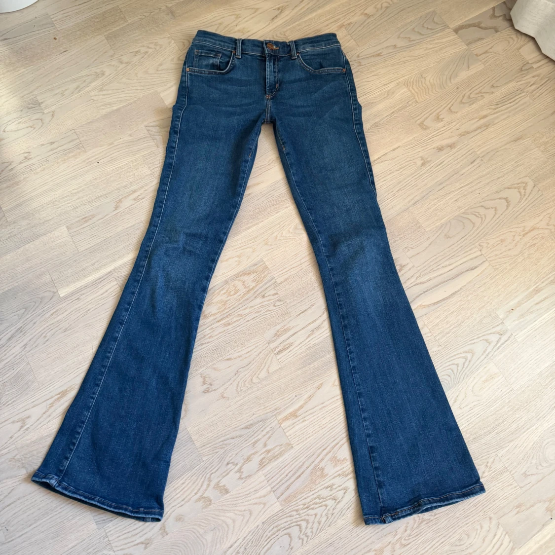 Blå bootcut jeans