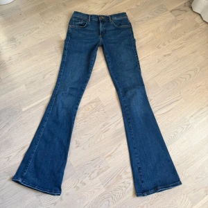 Blå bootcut jeans - Snygga blå bootcut jeans med låg midja i bra skick!💓💓Mått: Grenhöjd 20 cm Midjemått rakt över 35 cm, men har stretch Innerben 84 cm