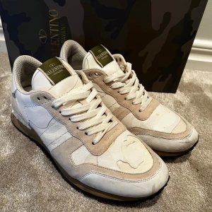 Vita valentino rockrunner - Skick: 8,5/10, har en fläck - Storlek: 41 - endast skorna fäs med - nypris: 6400kr+