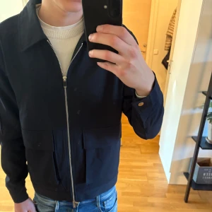Overshirt - Overshirt från märket, Brave soul, Den är mörkblå med snygga silvriga detaljer. Helt ny och oanvänd med prislapp kvar.