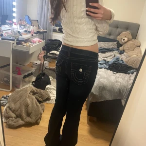 True religion jeans - Jätte snygga true religion jeans med brodering på fickorna. Slitningar på hälar men inget som syns när de används. Midja rakt över: 40 cm Midjehöjd: 20 cm Innerbenslängd: 83 cm