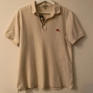 Burberry piké s/m - Tja, säljer du denna feta burberry pikén för endast 549kr! Skick 7,5/10 använd några gånger men inga skador eller något på tröjan. Och den är givetvis äkta🍾vid några frågor alls så skicka iväg ett DM. ❗️PRISET ÄR EJ RISTAT I STEN❗️