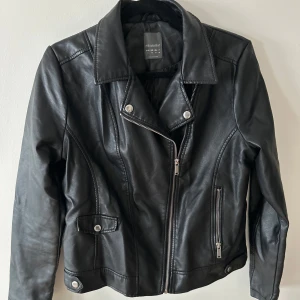 Skinnjacka  - Svart skinnjacka. Står stl 42 i jackan, men upplevs mindre.