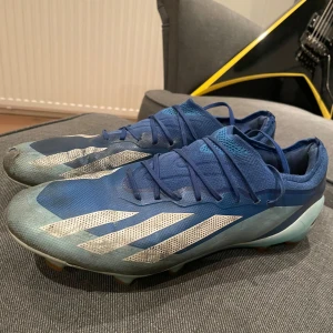 Adidas crazyfast Elite - Säljer ett mina adidas crazyfast då jag har fått nya. Det är ett hål vid stortån men inget man märker av. Skick 7/10 skriv vid minsta fundering