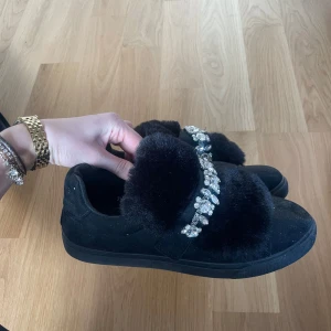Fluffiga sneakers  - Såå snygga och unika sneakers som endast använt 2 gng. Strassen har åkt av bitvis, se sista bilderna, men går att sy på igen elr bara ta bort helt!!💞😊storlek 40 men sitter som 39