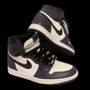 Jordan 1 court purple - Fräscha Jordan 1s som jag har använt ett fåtal gånger. Skorna är så gott som nya. Skicka ett dm vid fler frågor!