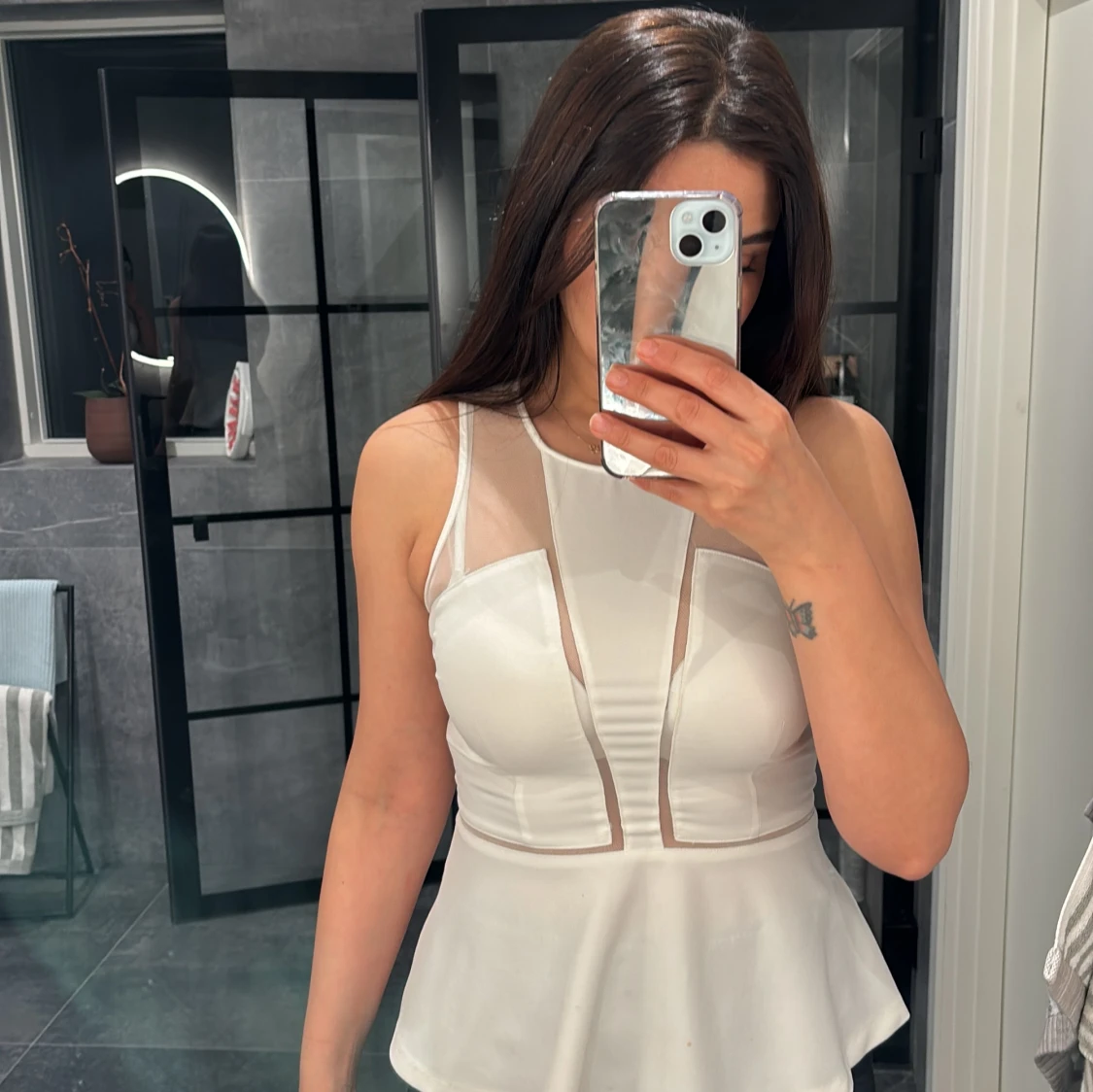 Vit ärmlös topp med meshdetaljer - 4