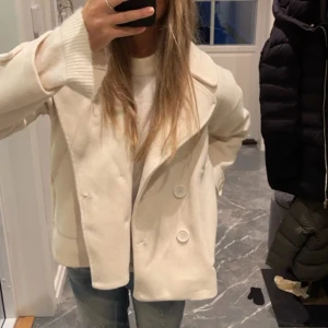 beige / krämvit design by si kappa / vårjacka  - Så snygg jacka, perfekt till våren & hösten! Nyskick!