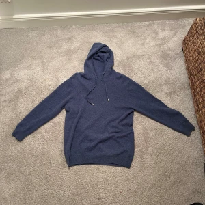Merinoull hoodie - Säljer en stilren blå hoodie i 100% merinoull. Hoodien är från Viellas och kostar 899kr ny. Färgen på bilden skiljer lite ifrån färgen i verkligheten. 