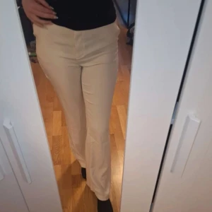 Beige kostymbyxor - Snygga beige kostymbyxor med hög midja och rak passform. Använda en gång så mycket bra skick💕 Midjemått-40, innerbenslängd-82 och jag är typ 170 Pris kan diskuteras💌