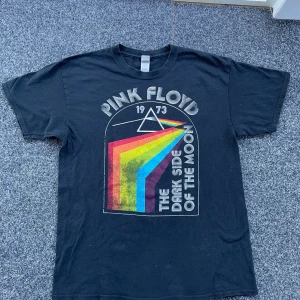 Pink Floyd t-shirt - T-shirt i bra skick! Inga defekter eller så (trycket ser slitet ut på regnbågen men det ska vara så) storlek L