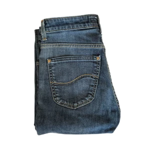 Mörkblå bootcut jeans - Snygga mörkblå bootcut jeans med klassisk femficksdesign. De har en bekväm passform och är perfekta för en avslappnad stil. Jeansens mörka tvätt ger en tidlös look.