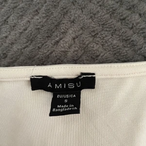 Vit långärmad topp från Amisu - Säljer en stilren vit långärmad topp från Amisu, köptes från New Yorker med en fyrkantig urringning. Perfekt för en minimalistisk look och kan enkelt matchas med olika outfits. Använd 2-3 gånger. 