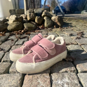 Even & Odd skor  - Säljer ett par rosa sneakers från Even & Odd i manchester med mysigt foder. Skorna har två breda kardborreband för enkel på- och avtagning. Perfekta för en avslappnad stil med en touch av retro. Perfekt nu till våren!!