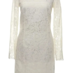 Vit spetsklänning från SET - Elegant vit spetsklänning från SET med långärmad design. Klänningen har ett vackert blommigt mönster och en figurnära passform. Perfekt för speciella tillfällen där du vill känna dig extra fin.