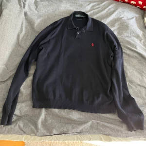 Marinblå pikétröja från Ralph Lauren - Snygg marinblå pikétröja från Ralph Lauren. Storlek L. Skriv för fler bilder eller frågor