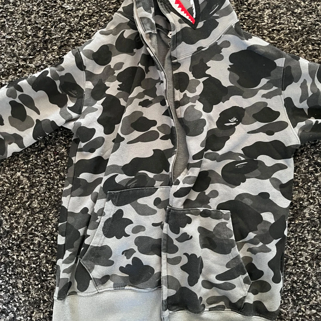 Grå/svart BAPE full zip hoodie