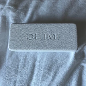 Grå solglasögon från Chimi - Snygga grå  solglasögon från Chimi i 04 med en fyrkantig form. De har en transparent grå båge och mörka linser, perfekt för en stilren look. Kommer i ett vitt fodral med dragsko.