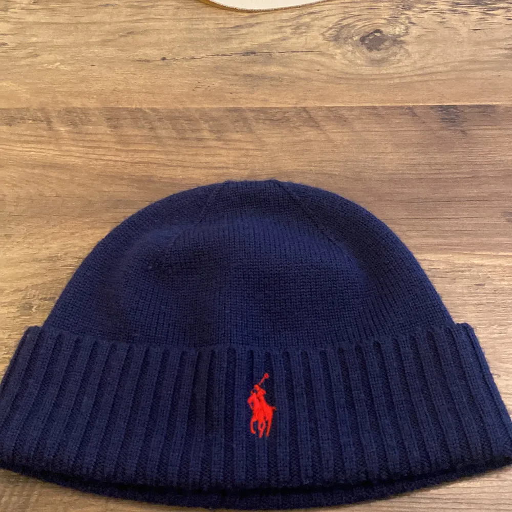 Hejsan! Säljer denna fina mössan. Använd cirka 3 gånger. Är ren och äkta. Köpt för 1100kr😉. Skriv innan köp är alltid aktiv. Vi hörs!. Asusteet.
