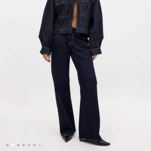 Mörkblå lågmidjade jeans - Snygga mörkblå jeansbyxor med låg midja. Nyköpta från nakd men var tyvärr förstora för mig. Del av ett denimset, nypris 599