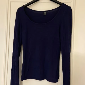 Mörkblå långärmad topp från Shein - Säljer en stilren mörkblå långärmad topp från Shein. Perfekt för lager-på-lager eller att bära som den är. Toppen har en rund halsringning och är tillverkad i ett mjukt material.