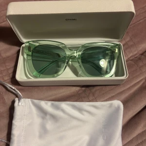 Solglasögon från Chimi - Gröna solglasögon från Chimi. Kommer med ett vitt fodral och en matchande påse. Helt nya och aldrig använda. Pris kan diskuteras.