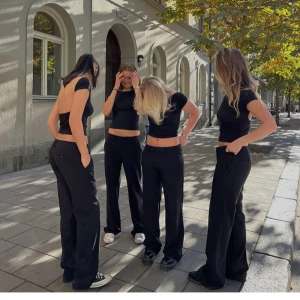 Kostymbyxor - Ett par svarta kostymbyxor från alobha. De har utsvängda ben och låg midja. Storlek xs men skulle snarare säga s/36. De är använda men fortfarande väldigt bra skick. Slutsålda på hemsidan.