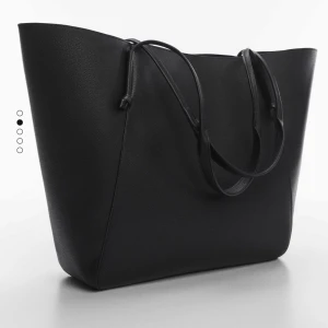 Svart axelväska  - Slutsålda väskan från mango! Jätte fin i nytt skick!