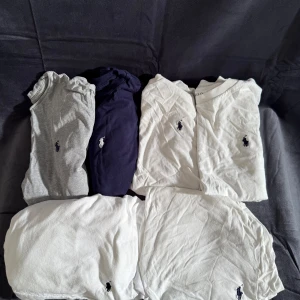 T-shirtar från Ralph Lauren - Tjena! Säljer nu dessa polo T-shirtsen i olika storlekar och skick! Alla är ute på min profil! Alla behöver strykaas. Om ni har några frågor eller funderingar så är det bara ty höra av sig!😁