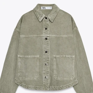 Grön jeansjacka från Zara - Säljer en  grön denim jacka från Zara. Jackan har en klassisk krage, knappar framtill och två stora fickor. Perfekt för sommaren. Passar bra till både vardag och mer avslappnade tillfällen. Orginalpris är 379 och säljer för den är lite stor på mig. Använd fåtal gånger förra sommaren.